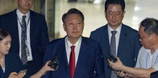 2025年7月10日淩晨2點7分左右，前韓國總統尹錫悅因涉嫌妨礙特殊公務執行等再次被捕。這距離獲釋時隔124天。當天，首爾中央地方法院專門負責逮捕令的部長法官南世真稱：“擔憂其毀滅證據”，簽署了內亂特檢組提交的逮捕令申請。