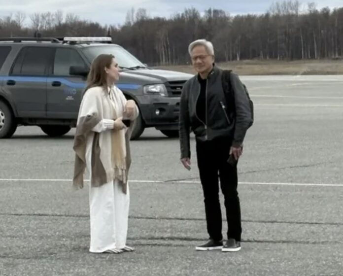 nvidia-jensen-huang-trump-china-visit-air-force-one 紐約郵報白宮記者Emily Goodin在「X」發布照片,指出空軍一號正在阿拉斯加加油。輝達執行長黃仁勳正登上空軍一號,準備與美國總統川普一同訪問中國。