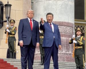 習近平與川普於北京人民大會堂台階上合影，習近平舉手示意，兩側為中國人民解放軍三軍儀仗隊——2026年5月14日川習會官方歡迎儀式