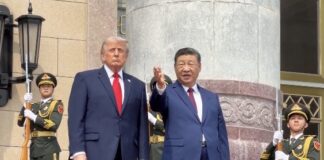 習近平與川普於北京人民大會堂台階上合影，習近平舉手示意，兩側為中國人民解放軍三軍儀仗隊——2026年5月14日川習會官方歡迎儀式