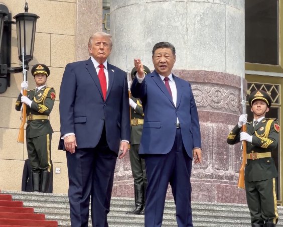 trump-xi-summit-beijing-2026-thucydides-trap 習近平與川普於北京人民大會堂台階上合影,習近平舉手示意,兩側為中國人民解放軍三軍儀仗隊——2026年5月14日川習會官方歡迎儀式