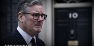 英國首相施紀賢神情凝重，站在唐寧街10號黑色大門前宣布辭任首相