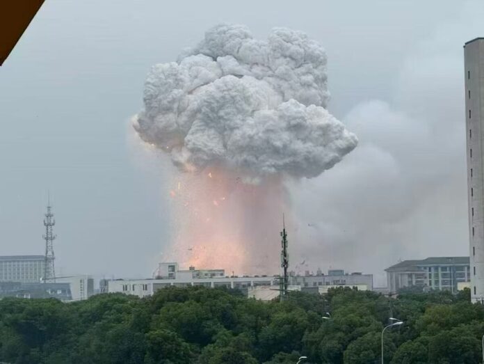 suzhou-luzhi-factory-explosion-mushroom-cloud-june-3 2026年6月3日,多名網友發佈視頻稱江蘇蘇州一工廠發生爆炸。影片中,有消防員在救火時,廠房裏突然爆炸,火光沖天,濃煙滾滾。