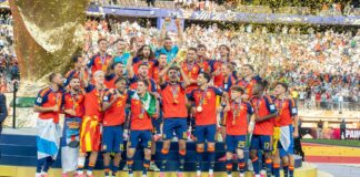 2026世界杯決賽:西班牙加時1-0絕殺阿根廷 時隔16年再奪冠 梅西含淚謝幕 西班牙隊球員在2026世界盃決賽奪冠後高舉大力神盃慶祝,背景為金色紙屑與看台,前方看板寫著FIFA WORLD CUP 2026