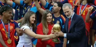 西班牙1-0阿根廷奪2026世界盃!兩位公主16年後並肩捧起大力神盃 2026世界盃奪冠後,西班牙國王費利佩六世將大力神盃交給白衣的萊昂諾爾公主與紅衣的索菲亞公主,左側為佩戴金牌的球星亞馬爾